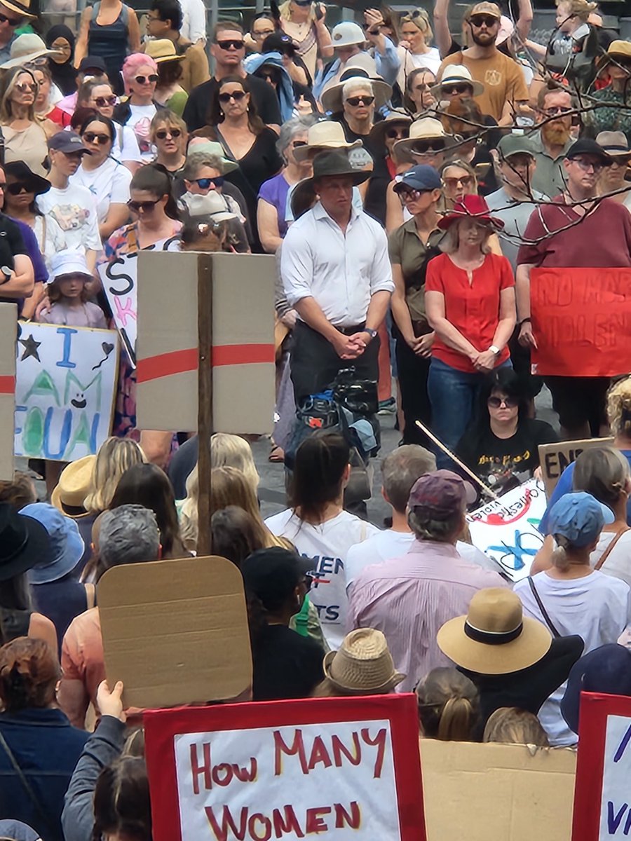 Seems like our Premier @StevenJMiles is here at the rally in Meanjin. Good. But now do something. #MakeItStop #EnoughIsEnough