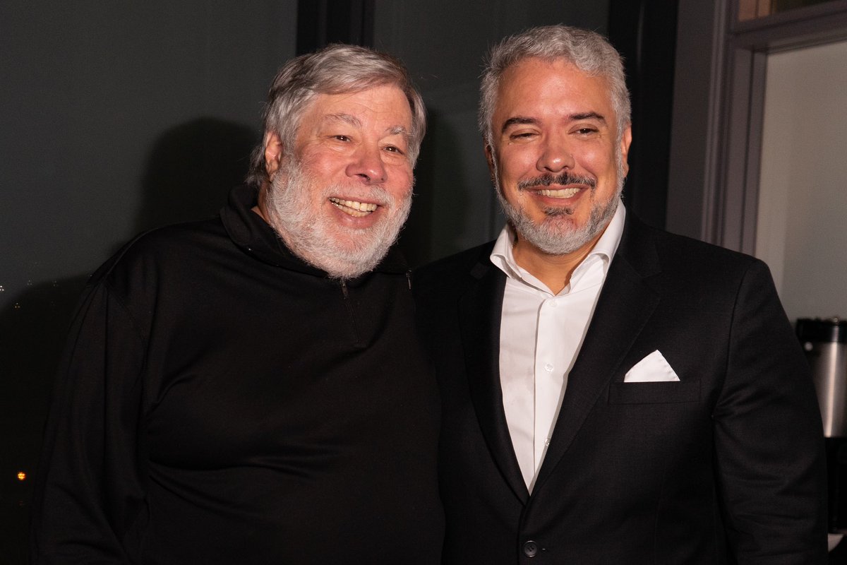 En el marco de #GameChangers, tuve la oportunidad de reunirme con el cofundador de Apple, Steve Wozniak, con quien dialogué sobre inteligencia artificial, tecnología, emprendimiento y el trabajo que estamos realizando en @fimasd_org con el programa #Dreamers & #Makers, que está…