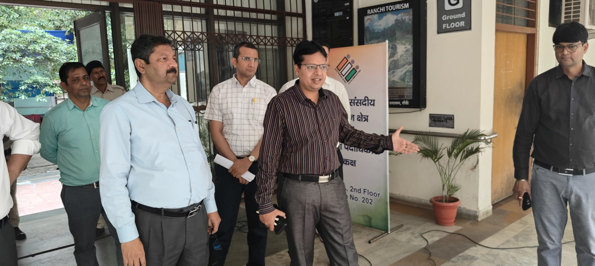 आज लोकसभा निर्वाचन, 2024 निमित्त कार्मिक कोषांग के कार्यों का मॉक ड्रील करते हुए नामांकन से जुड़ी तमाम तैयारियों की क्रमवार समीक्षा करते हुए सम्बंधित सभी अधिकारियों को कई आवश्यक दिशा-निर्देश दिया।
#ECISVEEP
#Spokesperson 
#ECI  
#ceojharkhand