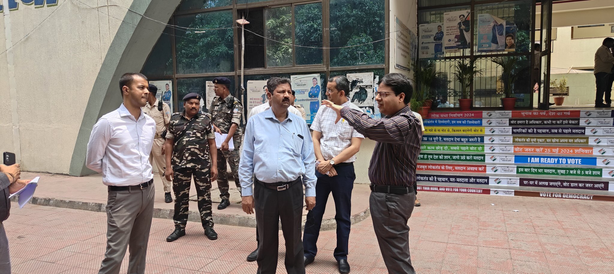 आज लोकसभा निर्वाचन, 2024 निमित्त कार्मिक कोषांग के कार्यों का मॉक ड्रील करते हुए नामांकन से जुड़ी तमाम तैयारियों की क्रमवार समीक्षा करते हुए सम्बंधित सभी अधिकारियों को कई आवश्यक दिशा-निर्देश दिया।
#ECISVEEP
#Spokesperson 
#ECI  
#ceojharkhand