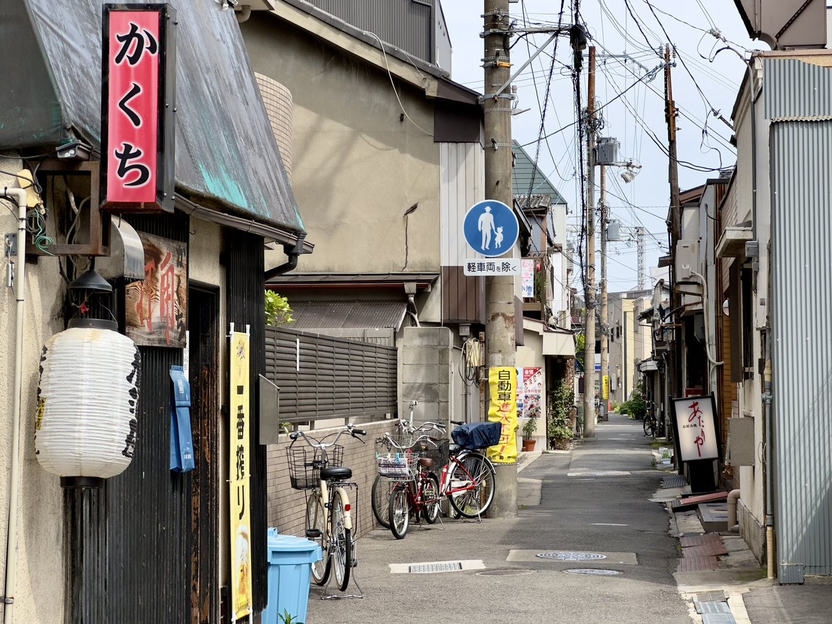 出屋敷中通り商店街。2012年ごろまでめちゃくちゃレトロで渋い全蓋式アーケードがあったようだが撤去され、今は営業しているお店もほとんど無く、ここが商店街だったとはなかなか想像し難い。