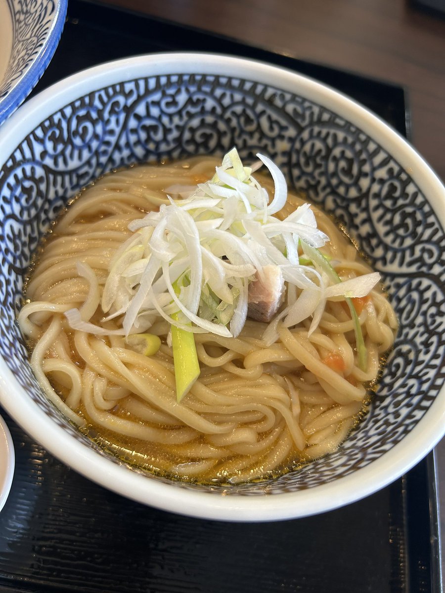 中華蕎麦福はら（俊徳道）
大和肉鶏といりこの中華蕎麦〜ポルチーニ茸香る🍄味付け替え玉(トマト🍅)
シェフにしじまによる周年メニュー
香り良きスープ旨い！バラチャーもイタリアンっぽいお味🤤替玉はトマトスープでミニらーめんとして完成してた。
3周年おめでとう㊗️にしじま君ありがとう😊
24-085