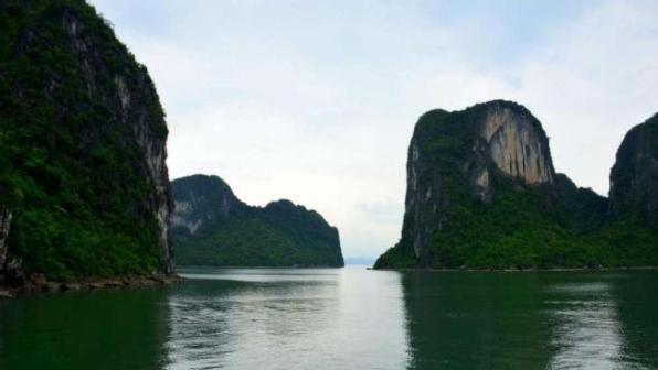 Baia di Halong: una delle sette meraviglie naturali alla scoperta di uno dei luoghi leggendari del Vietnam e più visitati al mondo