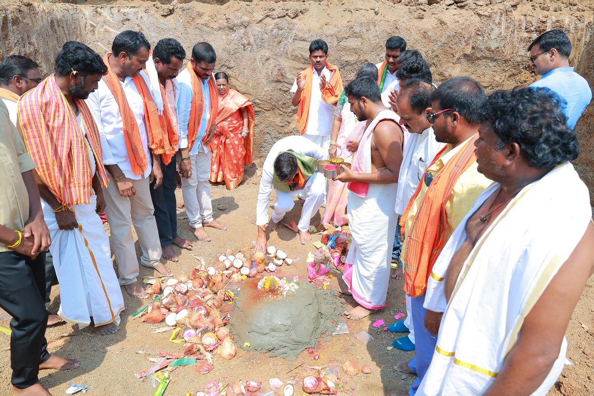 రామన్నపేట కాలనీ లో నూతనంగా నిర్మాణం చేయనున్న రామాలయ భూమి పూజ కార్యక్రమంలో ఖమ్మం పార్లమెంట్ భాజపా అభ్యర్థి తాండ్ర వినోద్ రావు పాల్గొన్నారు. వారికి ఆలయ అర్చకులు పూర్ణకుంభంతో స్వాగతం పలికారు. . . #VinodRaoTandra #BJP4IND #bjpnewstoday #vinodraoforkhammam #khammamparliament