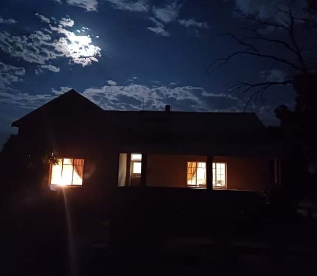 Exceptional night photo by Gary Bing of the Stationmaster Cottage at Kameel. 

#kameelhuisetussenspore #kameelrustandvrede #stationmastercottage
#guestaccommodation #selfcatering #kameel #route377 #Noordwes