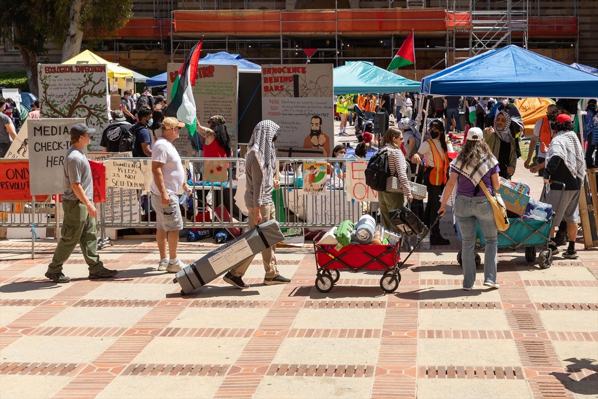 California Üniversitesi öğrencilerinin Filistin'e destek gösterisi devam ediyor 📍 ABD'nin New York kentindeki Columbia Üniversitesi yönetimi ile öğrenciler arasında Gazze protestosu gerginliği devam ederken İşgalcilerin saldırılarına karşı öğrenci protestoları, diğer…