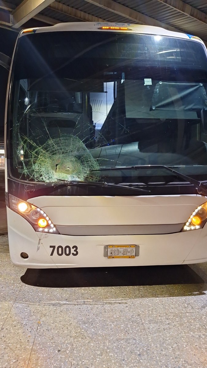 Venía en un bus de regreso a Puebla desde CDMX y pasando río frío (no identifiqué el punto exacto porque venía dormido), unos bandidos arrojaron un tabique al autobús con la intención de detenerlo para asaltarnos. Afortunadamente el chofer no se detuvo y llegamos bien.