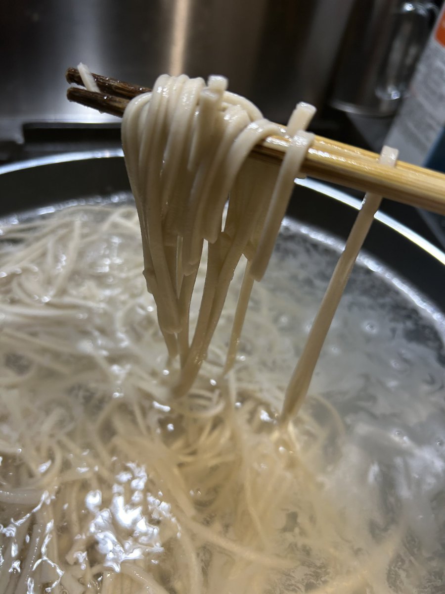 長いもそばの茹で方♪

かなり切れやすいです。

優しく優しく茹でてくださいね^_^

フライパンで茹でれます。

沸騰したところに投入して、麺同士がくっつかないように優しく混ぜてあまりグツグツさせないのがコツです^_^