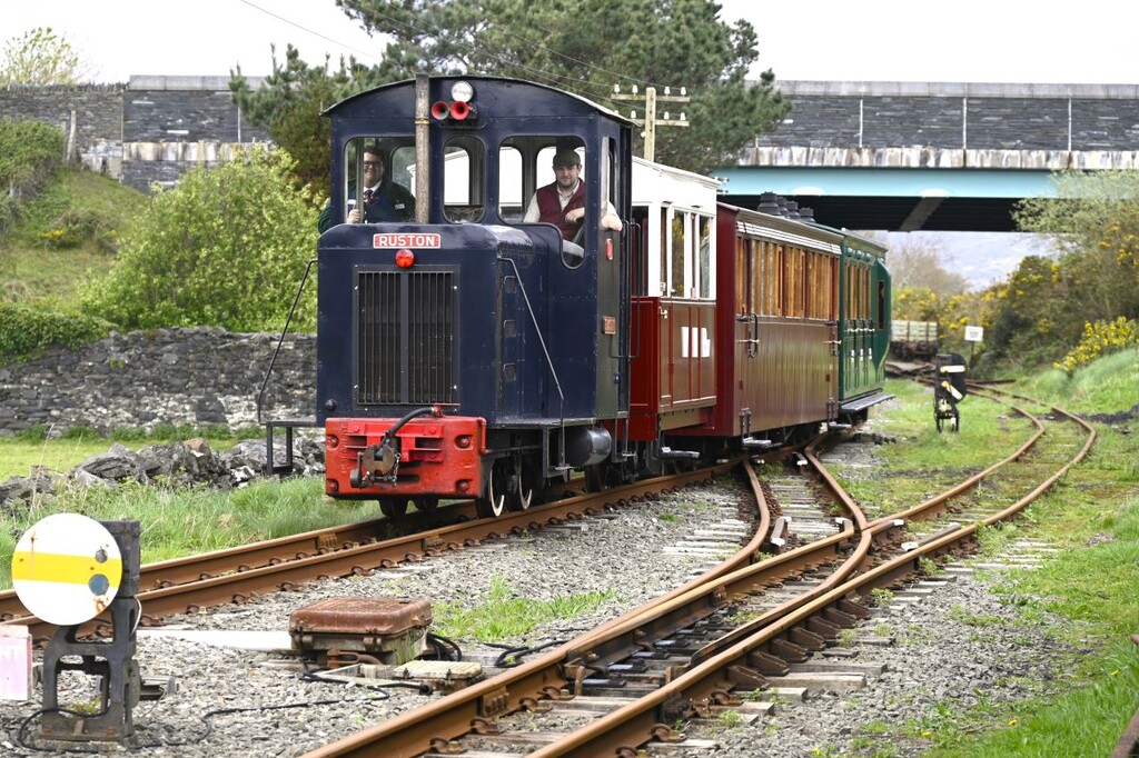 Hey hey it's Sunday! Looking for something to do in #Porthmadog we're open and there's lots to do. Café open, museum open, and regular train service, and YOU can experience the driving seat! Want to know more? Come and see us! 🏴󠁧󠁢󠁷󠁬󠁳󠁿 whr.co.uk/leaflet/ @northwaleslive