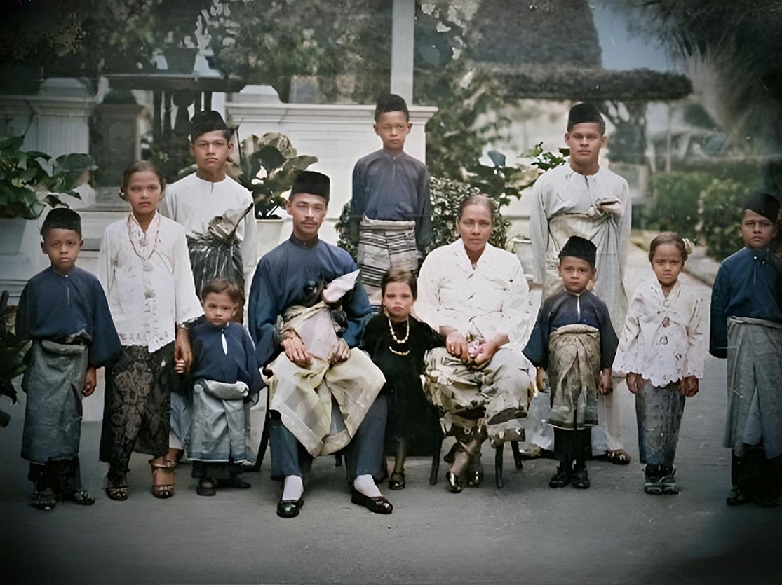 Gambar satu keluarga dari Melaka tanpa tarikh saya kalerkan gambar ori ada di bawah👇