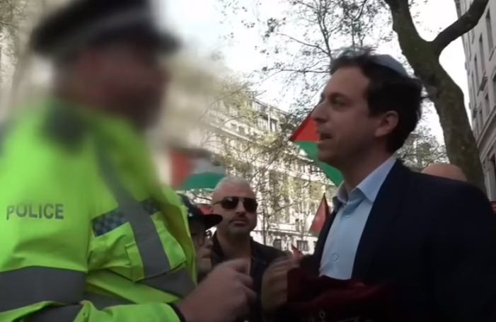 'It's Happening Again' Nazis today either wear @metpoliceuk uniforms or wave Hamas flags In 1933 Jewish lawyer Michael Siegel complained to police his client had been wrongly arrested & so they beat him up knocking out some teeth The fascist mob then cut the legs off his…