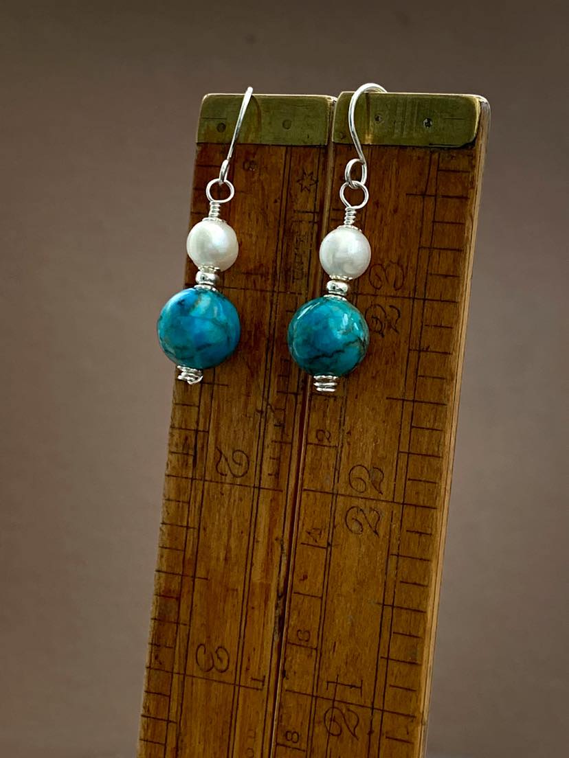 This pair of earrings is handmade using solid 925 Sterling Silver throughout including hooks, and feature stunning African Turquoise and carefully chosen freshwater pearls. 

Purchase via Etsy: etsy.com/uk/listing/162…

#925sterlingsilver #africanturquoise #freshwaterpearls