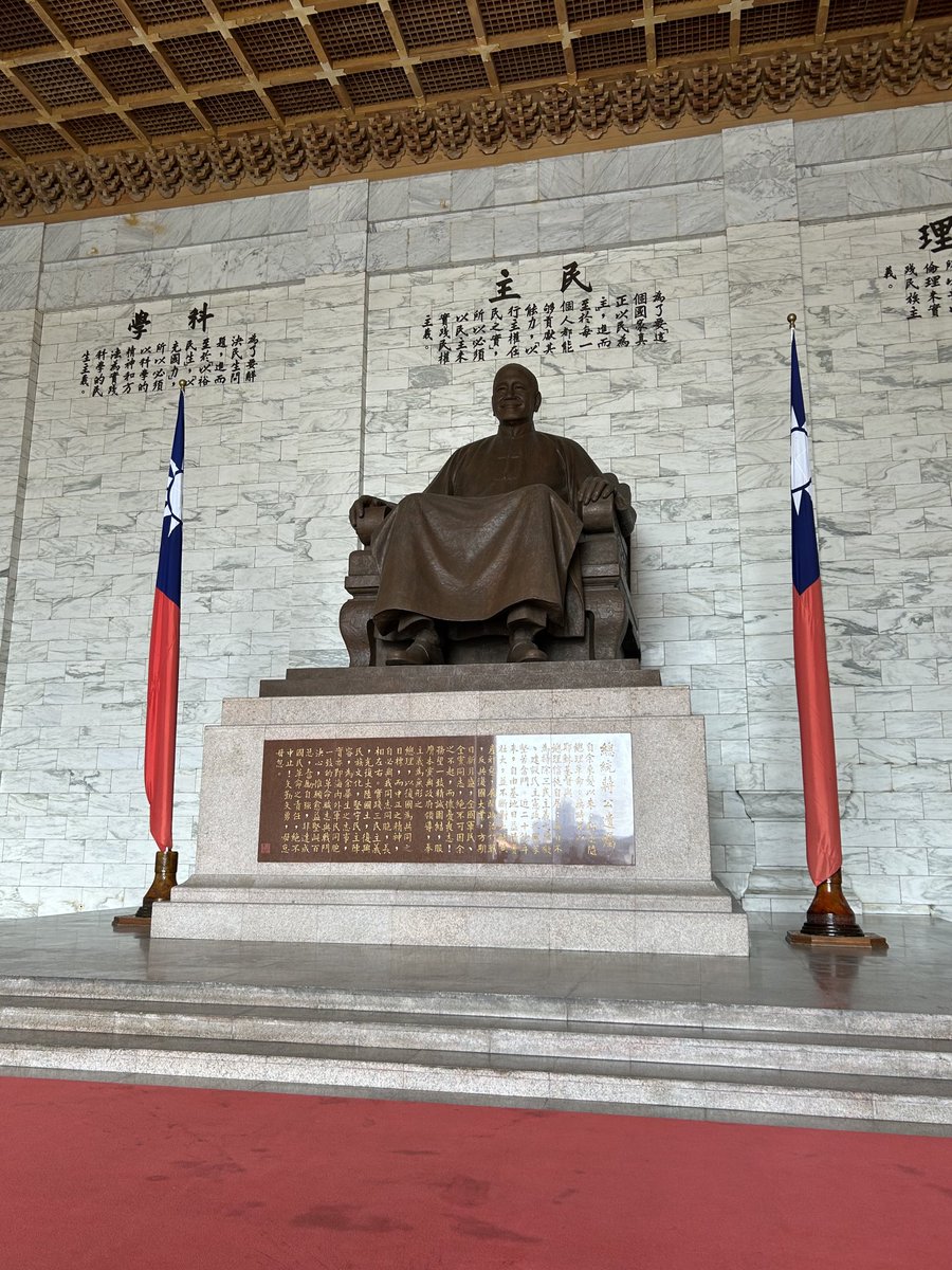 VANDEWALLEYves's tweet photo. #Taipei #Taiwan
Le mausolée de #Tchang Kai Chek. Sa statue (inspirée de celle de Lincoln à Washington ?) est tournée vers la Chine continentale…
Un rêve inatteignable !
#Chine https://t.co/pciwb19f6B