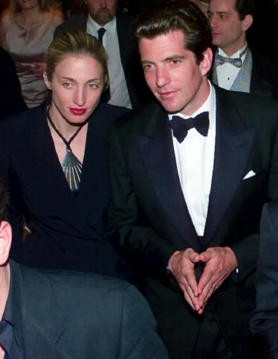 Flashback: JFK Jr & Carolyn Bessette-Kennedy stare daggers at Sean Penn at the White House Correspondents’ dinner in 1999. 

If looks could kill. 

Take note of Jr’s hands. 

If you know, you know. ⚔️