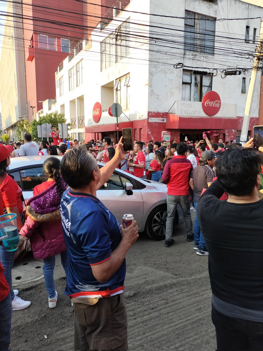 ArkShanks's tweet image. Mi papá en la previa del Toluca vs Cruz Azul, confiado en que iba a ganar su máquina @CruzAzul