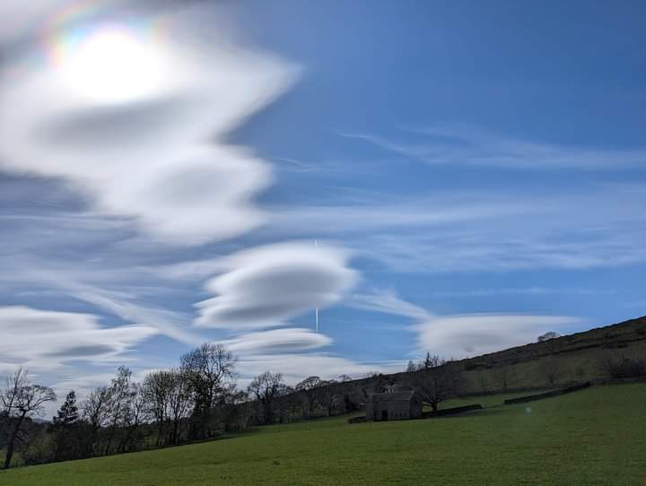 Lenticular clouds ☁️🛸☁️🛸 over Peak District, Derbyshire, UK. 21/04/2024