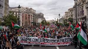 La democracia no muere en la oscuridad, sino que es asesinada a plena luz del día. El Genocidio en Palestina 🇵🇸 por los sionistas, el mundo entero se levanta. De Los Ángeles a Nueva York, de Londres, Paris pasando por Yakarta Indonesia a Johannesburgo crecen las protestas proGaza