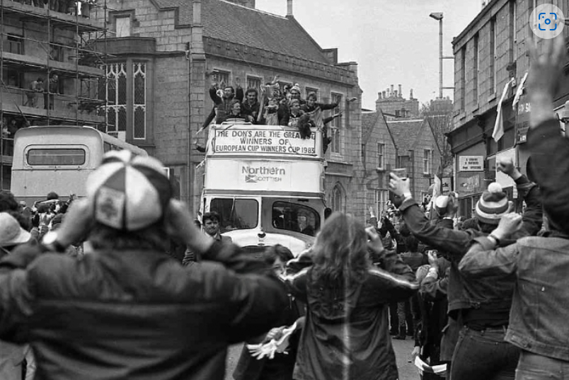 Aberdeen fans mob the streets to welcome back their team with the ECWC trophy in 1983. @ally_begg @aberdeenfcretro