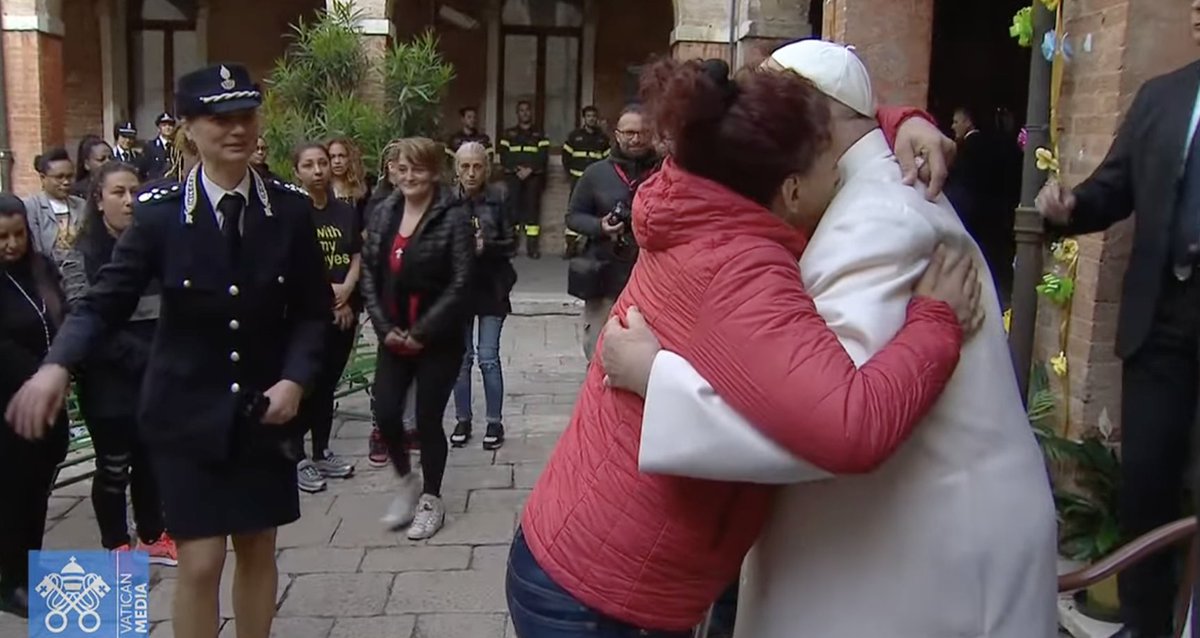 Pope Francis greets inmates at the Giudecca female prison in Venice, which the Holy See has taken over for its #biennale pavilion. Francis told the prisoners -- some of whom have been involved in the exhibition -- not to give up hope and that prison 'paradoxically' can mark the…