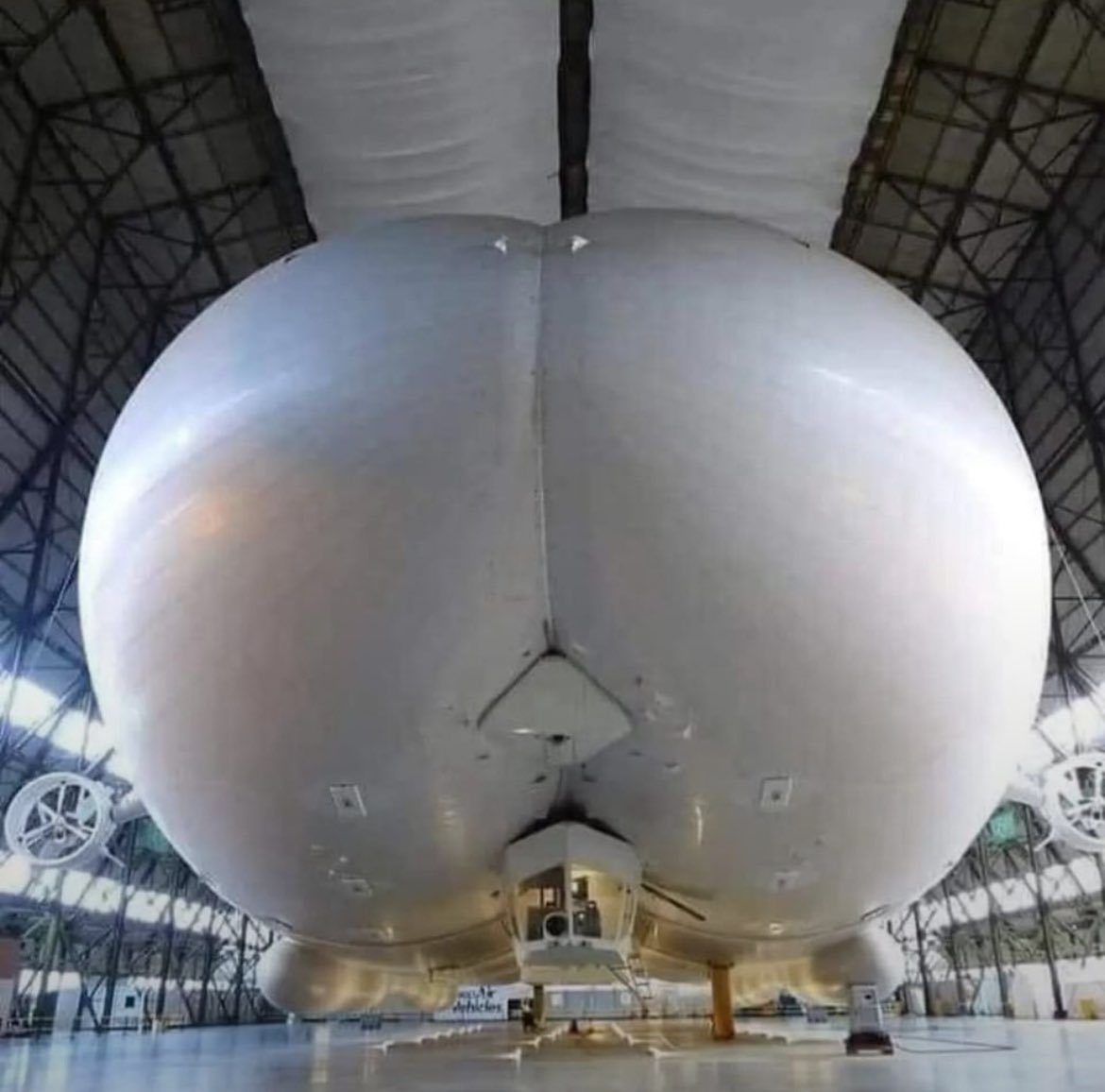 This is Airlander 10, a massive helium inflated hybrid vehicle sitting inside its hangar in London 🍑🇬🇧