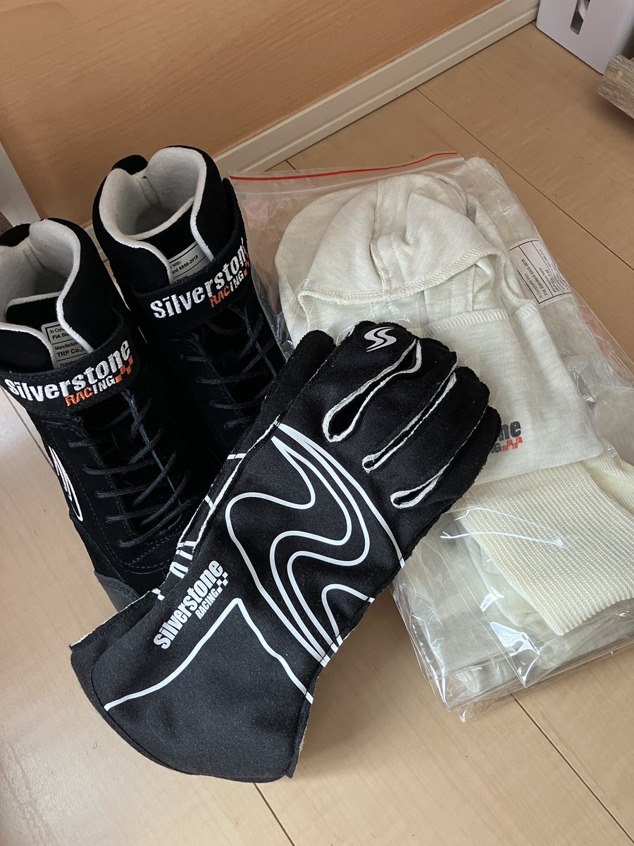 装備一式揃えました！
スーツはalpinestarsだけど、在庫と値段の関係でSilverstoneRACINGを選択！
あとは、Araiのヘルメット入荷待ち！