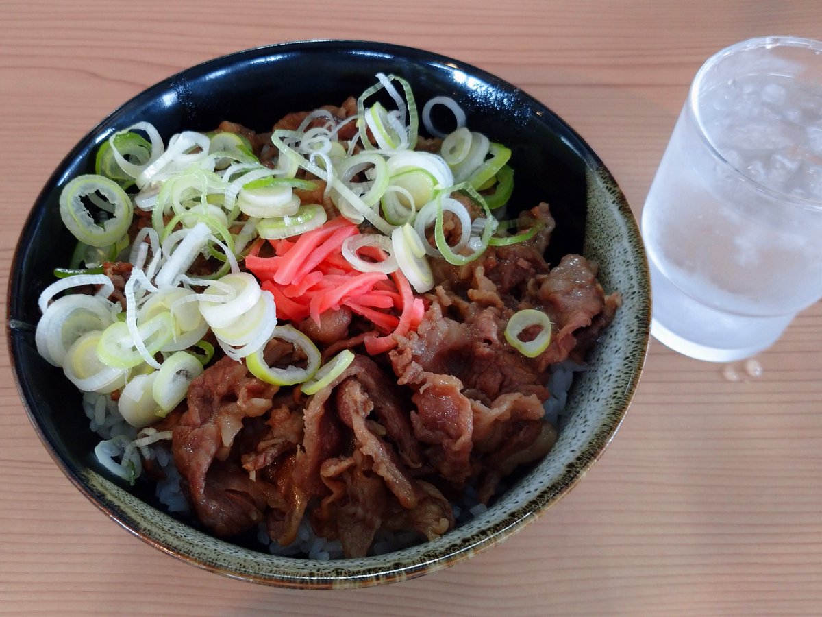 クエ🌰✨
鳴りやんだのでいったん補給😋
ここの牛丼、甘めに煮込んでて美味しいです、飯塚来たらおすすめですよー😀