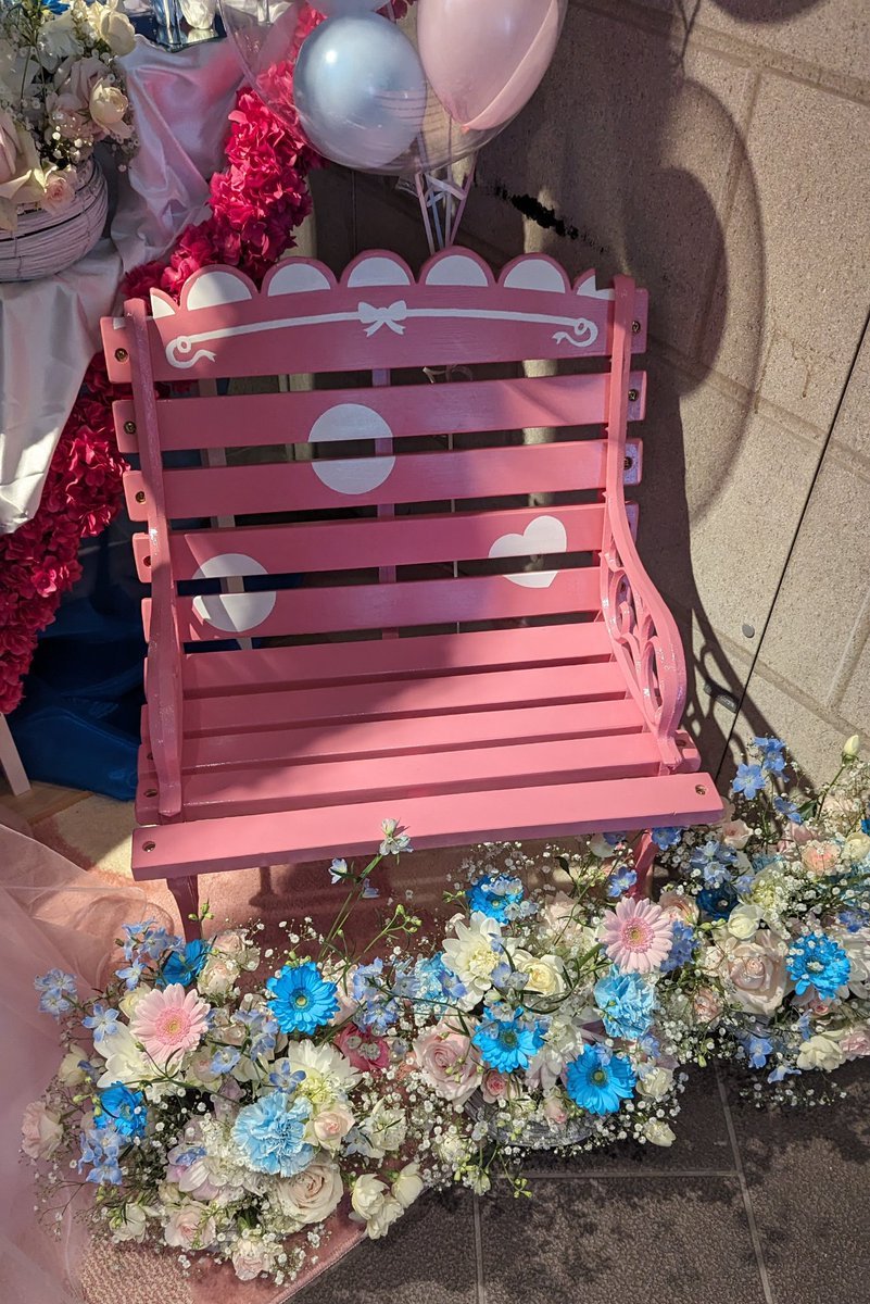 donseitan's tweet photo. #福士奈央 さんの生誕・卒業公演のディスプレイになります。

ディスプレイは、夢の国で行われるパーティーと栃木の姫(プリンセス)をメインのモチーフにしています。
夢の国のベンチを再現し、ドレスやガラスの靴、キャッスルでプリンセスを表現しています。
#福士奈央生誕祭2024
#福士奈央卒業公演 https://t.co/F9tzgdfZIY
