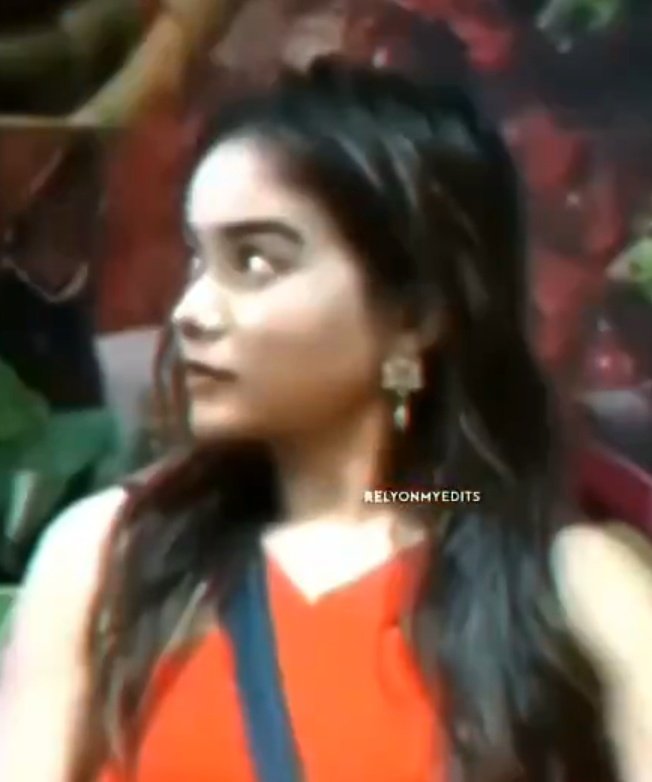 Everytime I see #ManishaRani wearing these earrings, it reminds me of Pooja bhatt. She gifted her those on the 3rd day in bb house! Amrapali earrings 😂