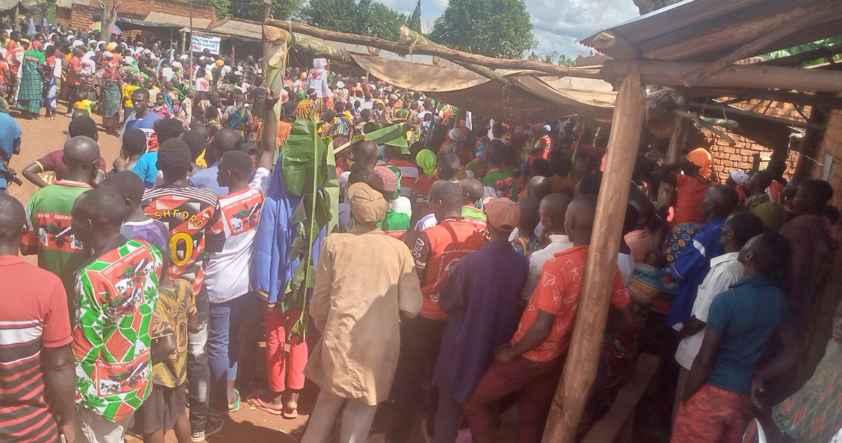 CnddfddBurung's tweet photo. #Burundi Ku mutumba Gatonga zone Muzye,bakiriye abagumyabanga bashasha 89 kuyu wa 27/4/024. Ibirori vyo kubakira bikaba vyatewe iteka na Renovat HAKIZIMANA asanzwe atwara umugambwe @CnddFdd muri komine Musongati. Kaciye kaba n'akaryo ko gusangira urukanywa muntumbero yo kwiginana https://t.co/cuXP5HqZaa