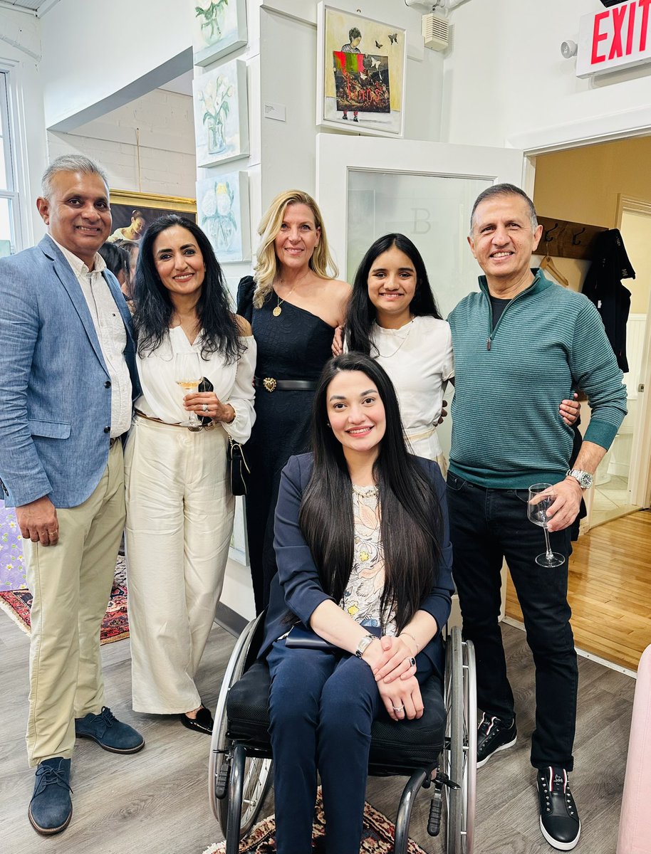 An evening to remember, surrounded by beautiful Art & Artists! 💐

P.S. My latest artwork now available at New England Contemporary, East Greenwich,RI. 

#MunibaMazari #AspiretoInspire #DailyMotivation