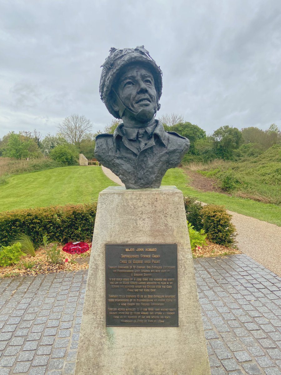 Hier, pour varier les plaisirs, promenade en secteur britannique 🇬🇧 : 
à Pegasus Bridge (Bénouville), le pont pris par les Ox and Bucks du major Howard le 6 juin (6th Airborne).
#DDay80 #Normandie