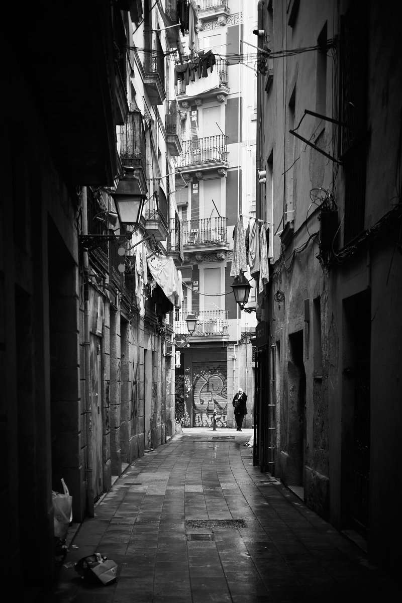 Alleys with Mediterranean tones 📍 Carrer de la Neu de Sant Cugat, Sant Pere, Santa Caterina i la Ribera, Barcelona 📸 Fujifilm X-T4 📷 Fujinon XF 35mm F2 R WR ⚙️ ISO 400 - f/2.0 - Shutter 1/320 #StreetPhotography #BlackAndWhite