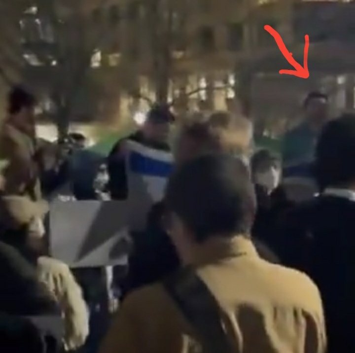 A running theme here. Gideon Falter (UK), Lady in Park walking dog, 'journalist'walking through demo,  pro-Israel student inciting hatred. 

The student in the greenish blue sweatshirt holding the Israeli flag is a pro-Israeli counter-protester who shouts 'Kill the Jews'.