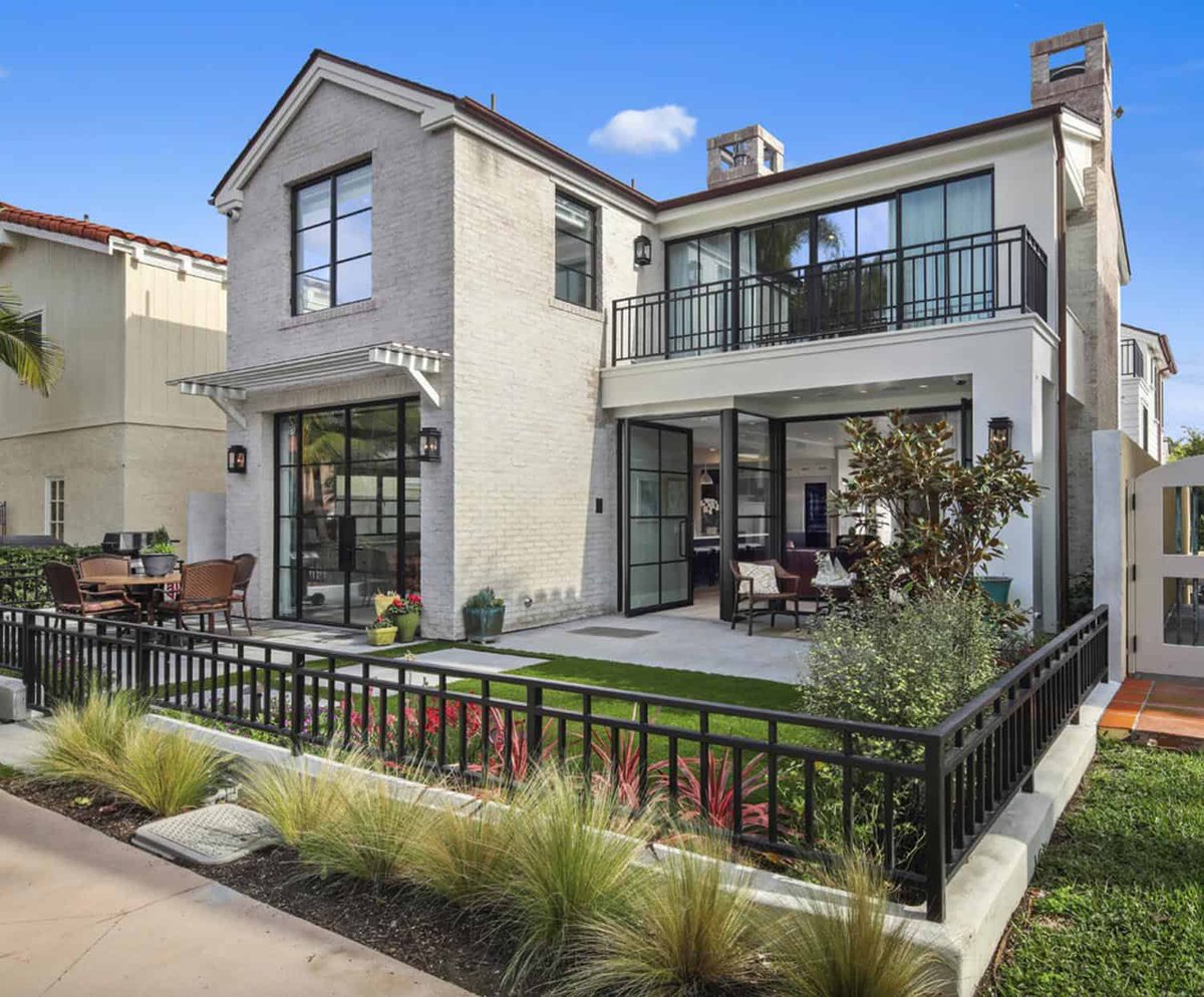 Inviting beach house boasts indoor-outdoor living in Newport Beach onekindesign.com/2020/05/01/inv…