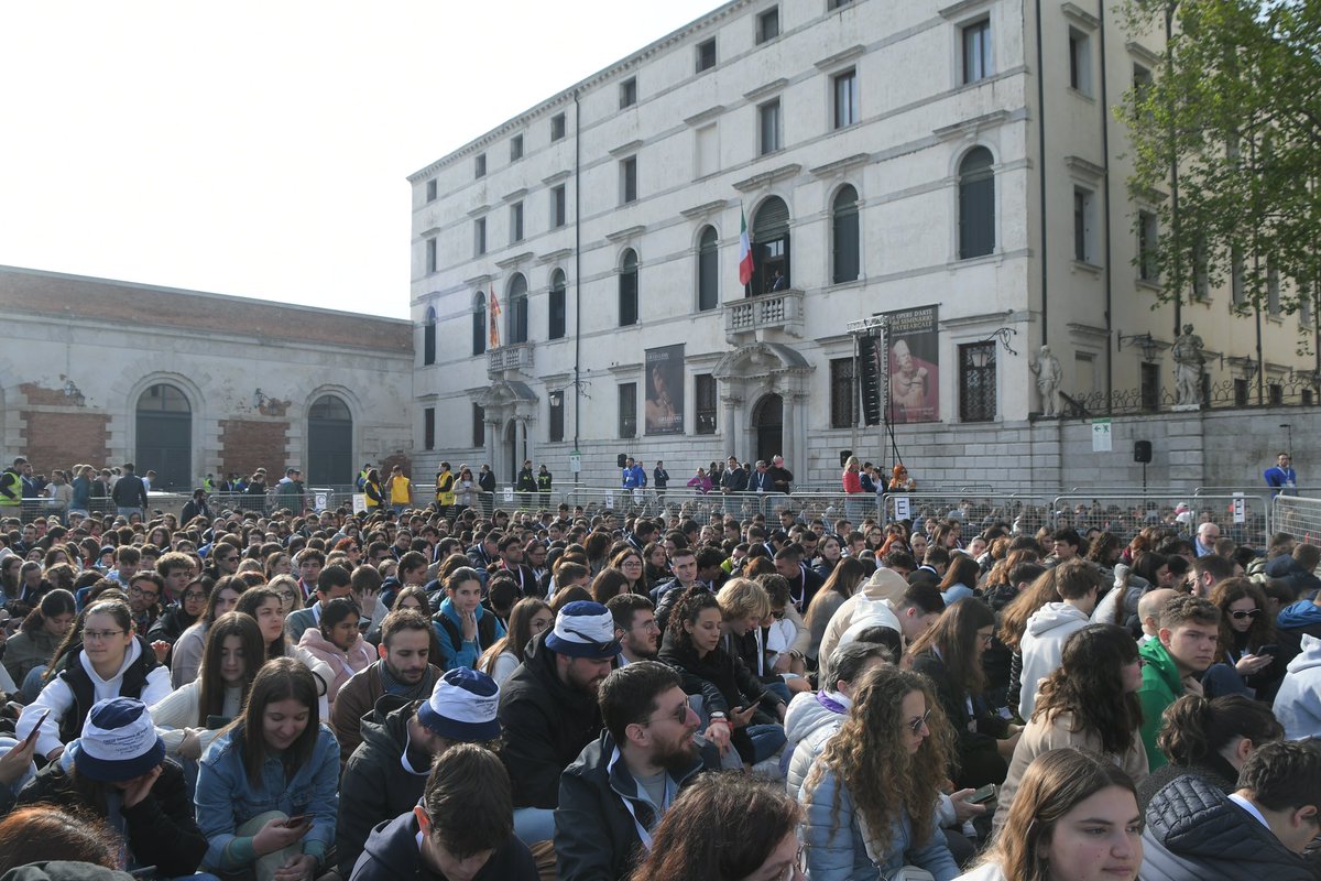 🙏🏻 A #Venezia, alla Basilica della Madonna della Salute, i giovani delle Chiese del Triveneto stanno aspettando l’arrivo di Papa Francesco!