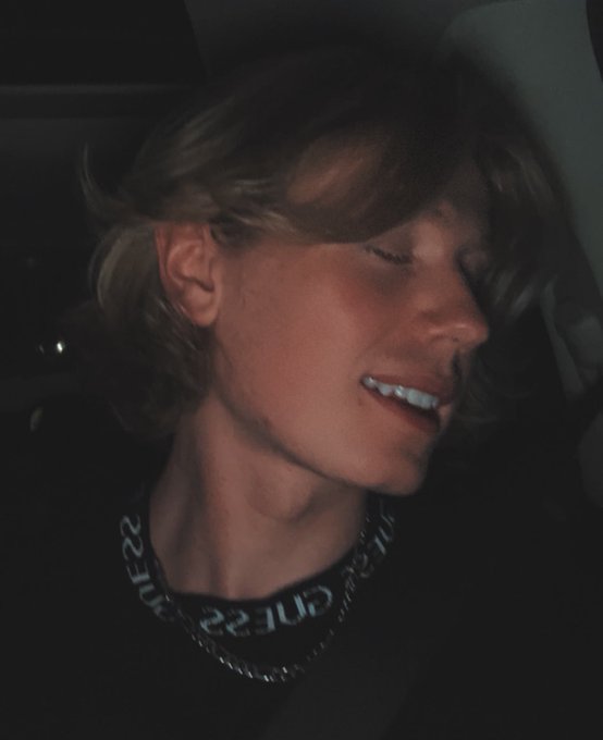 I might be a little tipsy. Send me pics to get hard to while I&rsquo;m in this Uber 😅 https://t.co/hRSCj42