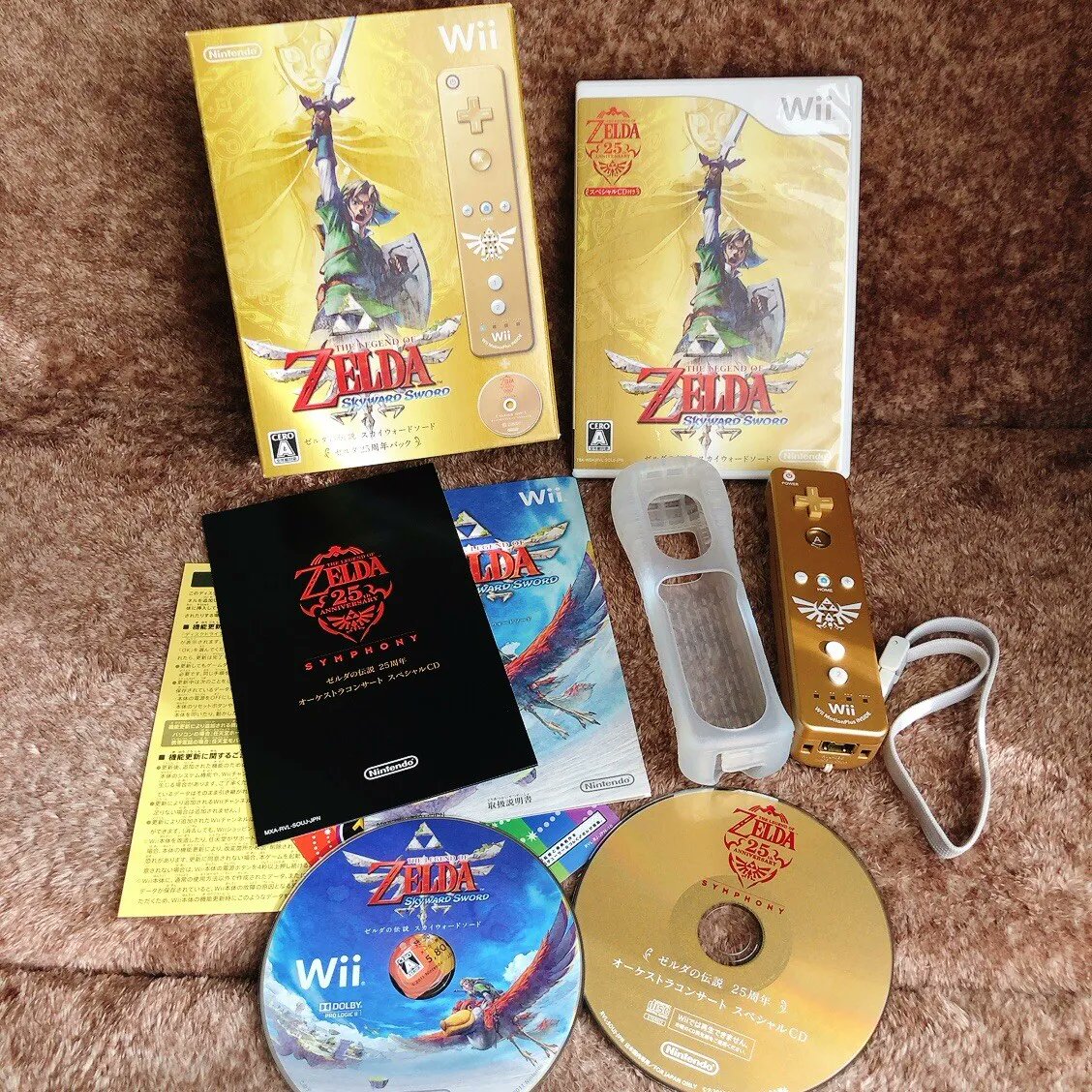 Qui avait craqué pour la collector de Zelda Skyward Sword à l'époque ?

Cette wiimote dorée magnifique avec sa capote en plastique déguelassse