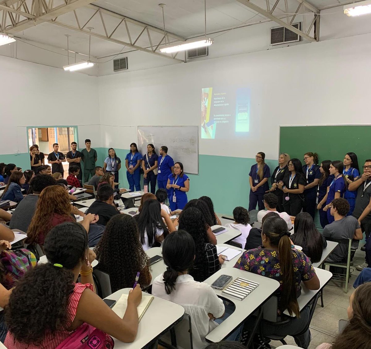coesbicop's tweet photo. ¡Bienvenidos nuevos ingresos de Medicina 2024 de la FCS de la Universidad de Carabobo!
.
Tuvimos la oportunidad de conocer y compartir con los futuros nuevos estudiantes de 1er año de medicina, y de darles a conocer sobre nuestra misión con nuestros profesores de la facultad💛💙 https://t.co/EardgLgAIT