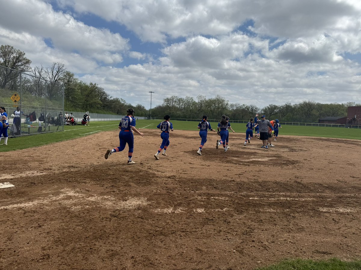 bisonfastpitch's tweet photo. 3 games, 2 locations, 1 day to remember! Took a big 6th inning in game 1 to get the win! Offense put up big innings in game 2 to get a run rule win! In game 3, we did have some positives despite the loss! #GREAT https://t.co/n1L7M6tpD2