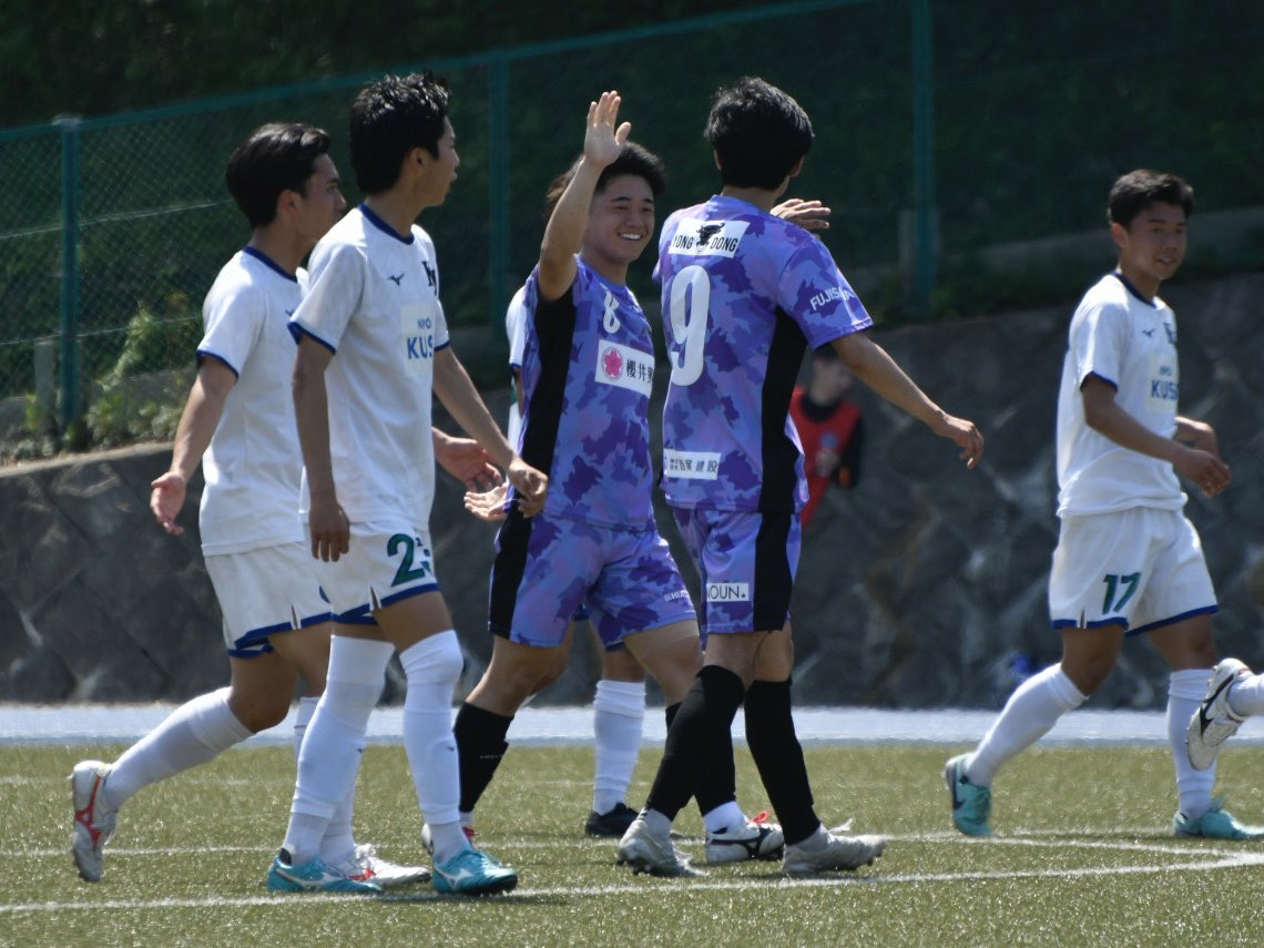 試合終了。 エブリサ藤沢ユナイテッド 3-0 神奈川大学SC。 後半、髙橋選手が自ら得たPKを決めて追加点。 前節の修正をしっかりして見事なクリーンシートでの勝利！ 連敗しなかったのは重要。 選手の皆さん、お疲れ様でした！ #エブリサ藤沢ユナイテッド #EFU #神奈川県社会人サッカー