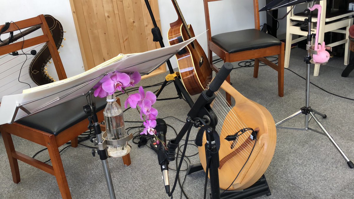 ogurasachiko's tweet photo. 本日15時から配信ライブします！
ぜひ〜
#ライアー　#ライアー演奏　#配信ライブ　#竪琴
https://t.co/IkkIk78CQs https://t.co/IstTWRE7ha