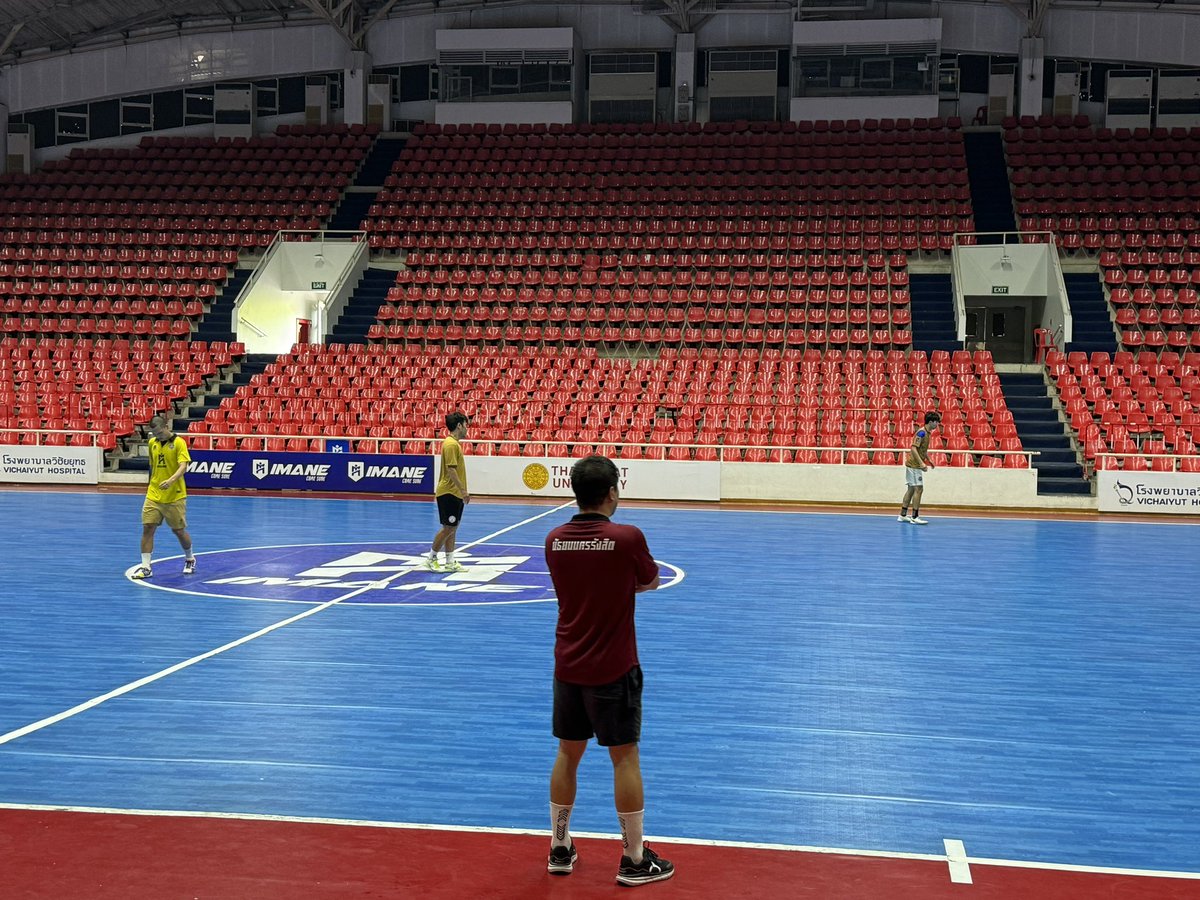 Berada di Gimnasium 6 Thammasat University untuk sesi attachment antara Thammasat Stallion dan Gombak TOT United. 

Penjaga gol Gombak TOT United akan menjalani latihan selama sebulan bersama kelab tangga kelima Liga Futsal Thailand ini bermula esok. 

#TheVocket #Futsal