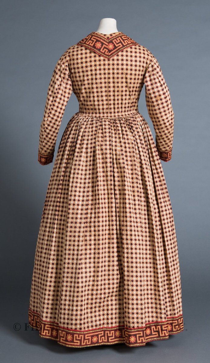 At-Home Gown, 1863-65. Printed/stenciled cotton plainweave & (possibly) thermo-plastic buttons. ©️ @FIDMMuseum #FashionHistory