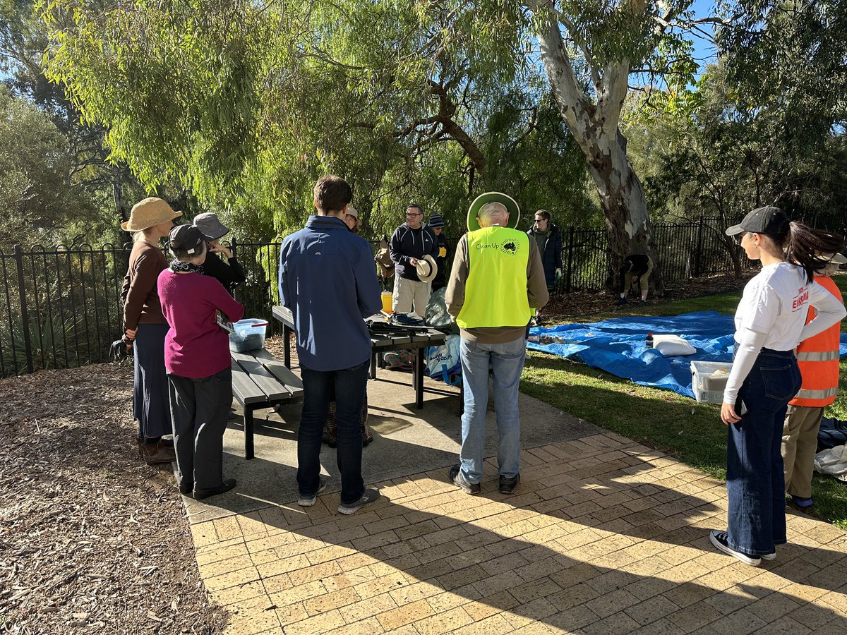 The Walkerville Bushcarers, Rotary Club of Walkerville & Steve Georganas MP organised a Community Clean Up in the Town of Walkerville today & it was great to be involved. 😊 Some of the items we found along the river were alarming. 😮 @Walkerville5081 @stevegeorganas