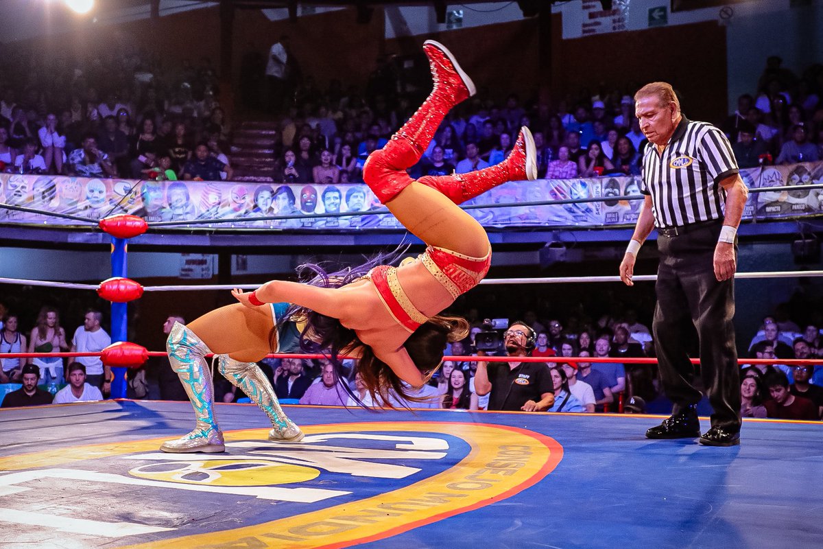 Marcela ha resultado lesionada en una de las acciones y tras quedar en desventaja, Kira y Tessa Blanchard son derrotadas por Reyna Isis, Hera y Persephone en el capítulo definitivo.  

#3aCaída 
📺 EN VIVO para miembros Leyenda: youtube.com/channel/UC3lOp… 
#SábadoDeColiseo