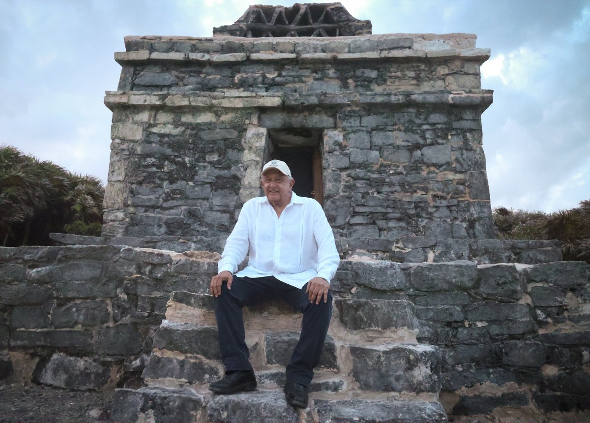 Desde la tarde hasta el anochecer visitamos el Parque del Jaguar en la majestuosa zona arqueológica de Tulum. Se han restaurado muchos sitios, como este templo de cresterías a la orilla del mar Caribe.