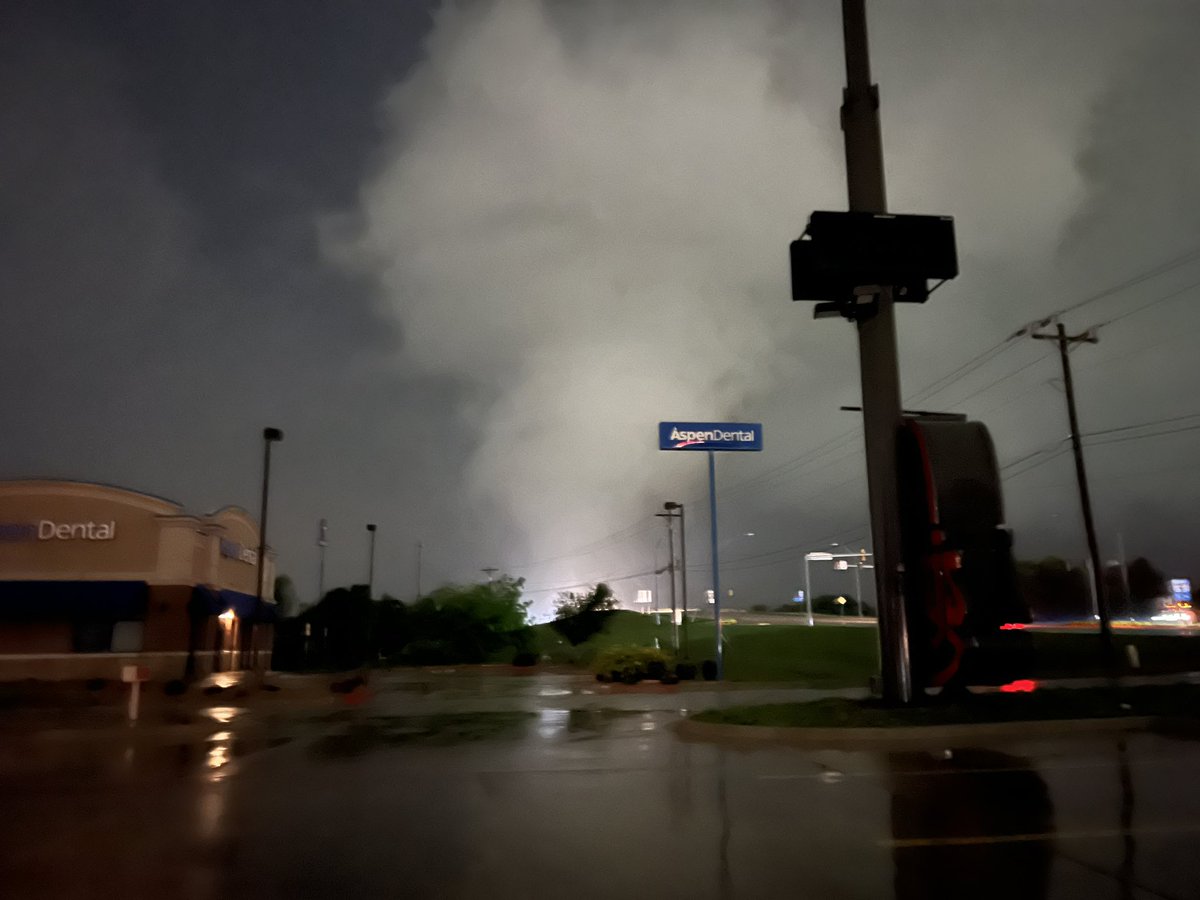 Tornado on the ground just went through Ardmore! 9:45 PM <a href="/NWSNorman/">NWS Norman</a> #okwx !!!!!