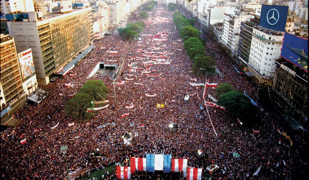 🇦🇷#Argentina - 1983 🔴Cierre de campaña de Raúl Alfonsín (UCR) en la Av. 9 de Julio de la Ciudad de Buenos Aires.