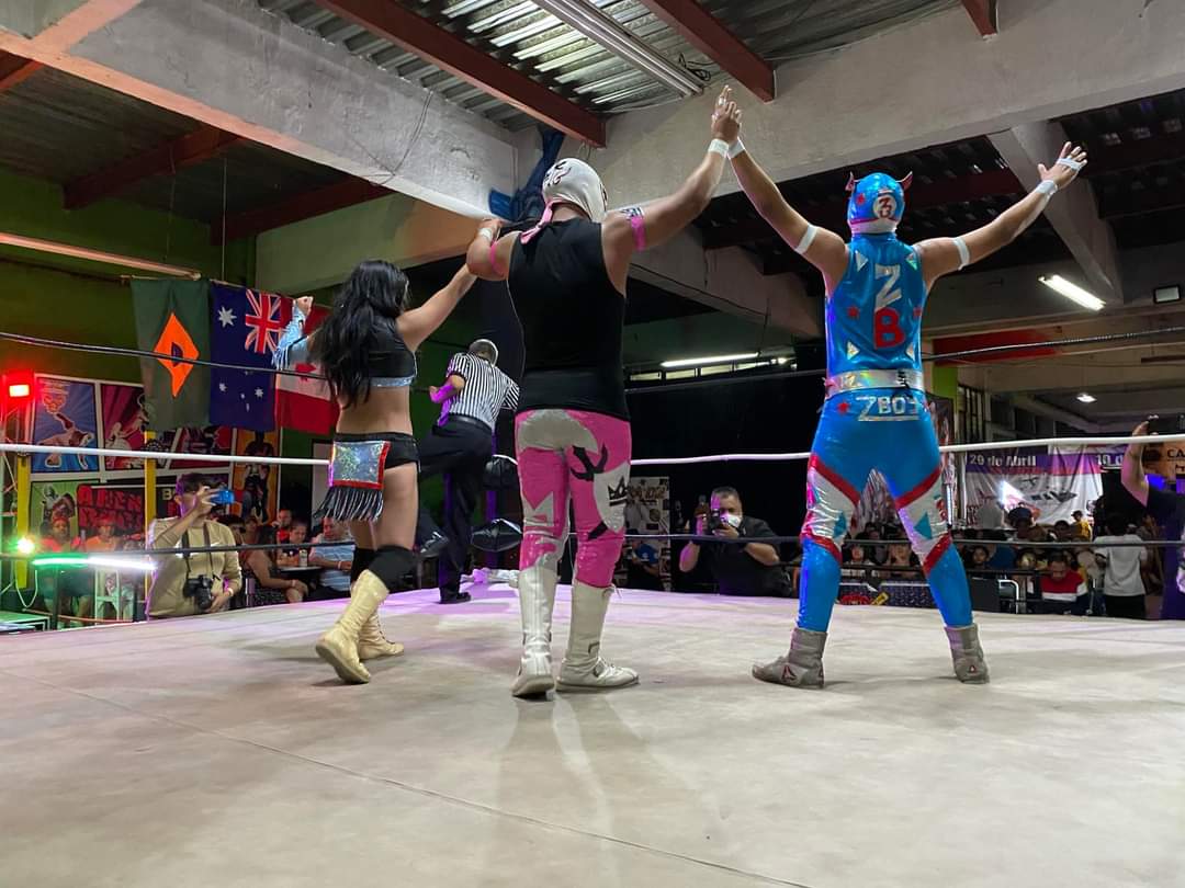 LaTijeraLucha's tweet photo. En la segunda batalla desde la #ArenaReyBucanero en función a beneficio de #TheMonster, la tercia técnica remando contra corriente da la sorpresa al vencer a los experimentados #Motocross, #KidLaberinto y #Mandala con una espectacularidad... https://t.co/SGWGFeNaHt