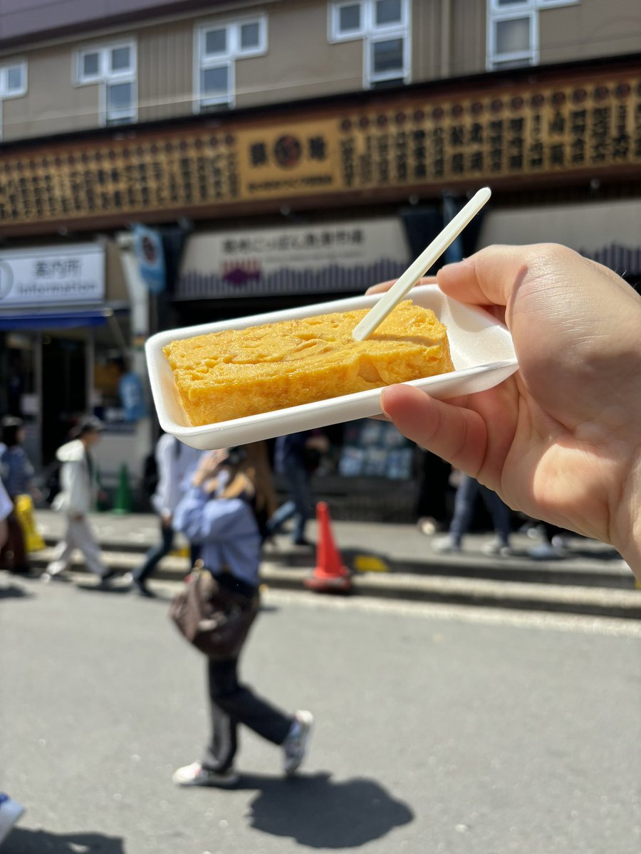 yasu_dyns's tweet photo. 人生初築地
たまご焼き美味しい https://t.co/yiyo3kQGEf